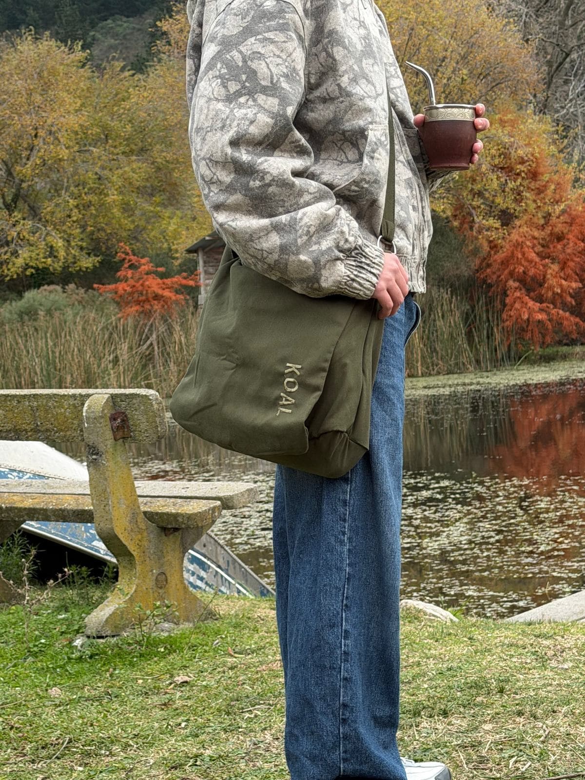Morral Verde V2 de costado, a la altura de la cadera